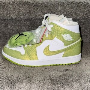 Women’s Nike Jordan 1 Mid SE